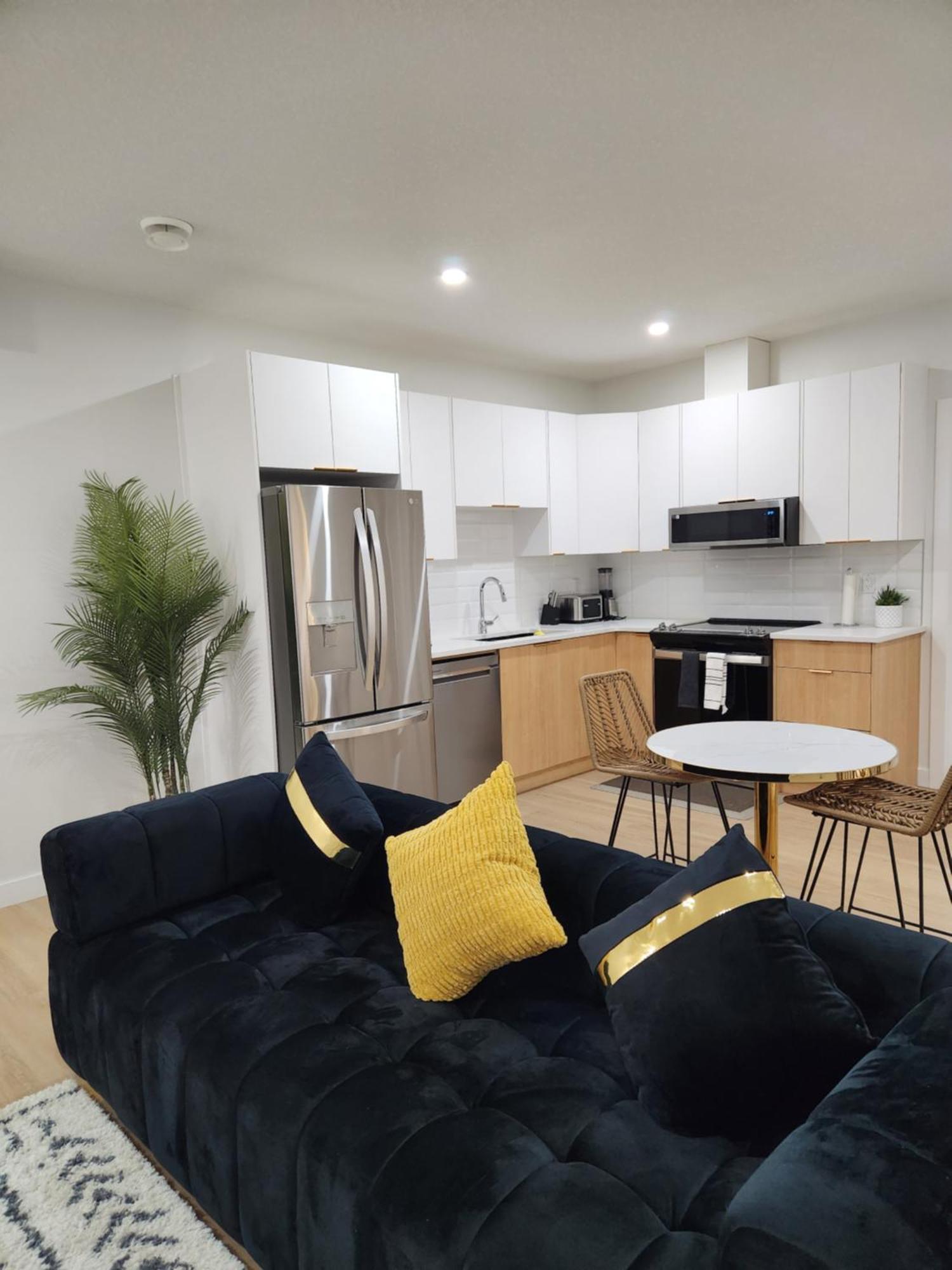 Brand New Deluxe 2 Bedroom Suite With Ac & Den YYC المظهر الخارجي الصورة