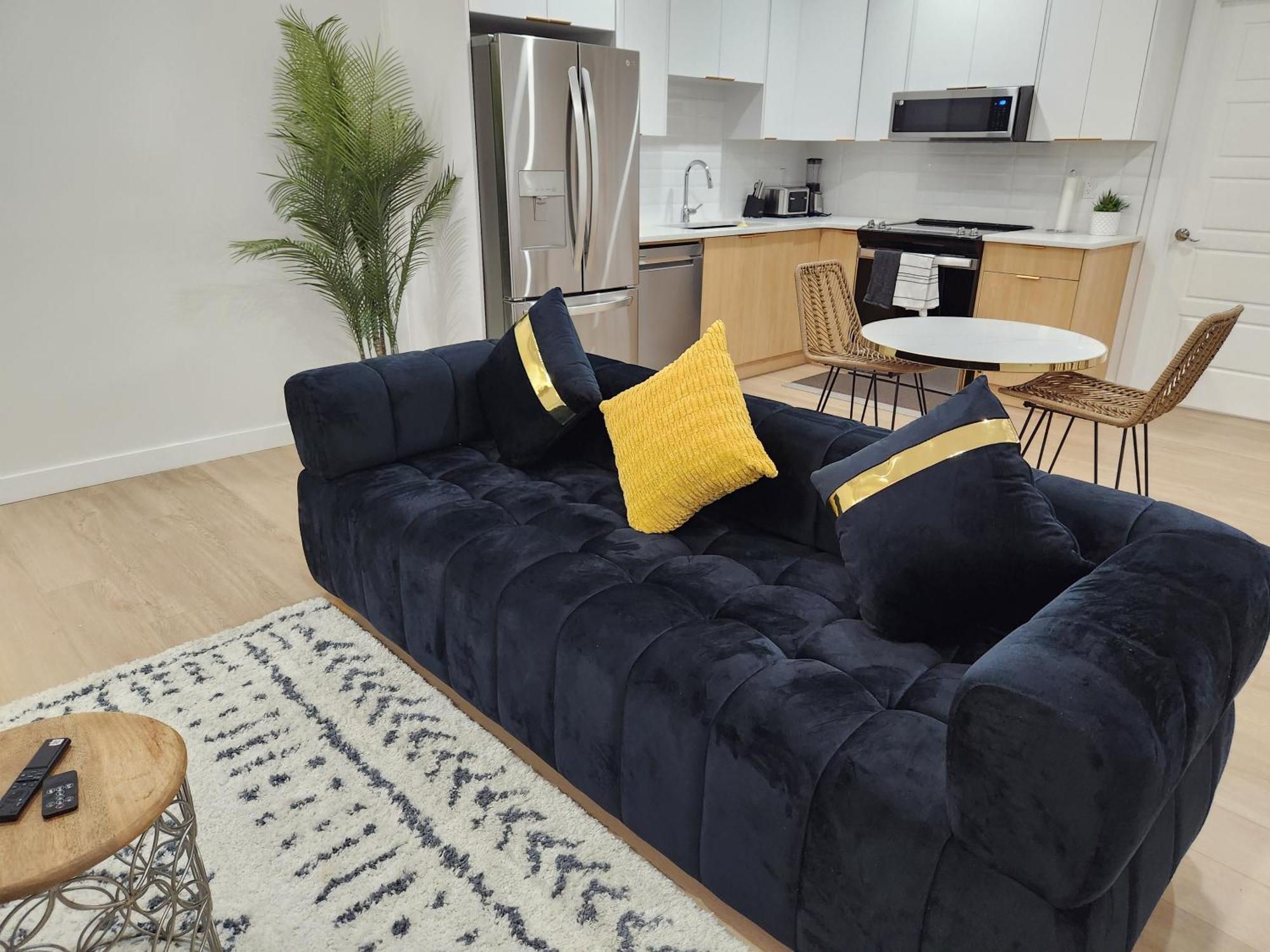 Brand New Deluxe 2 Bedroom Suite With Ac & Den YYC المظهر الخارجي الصورة