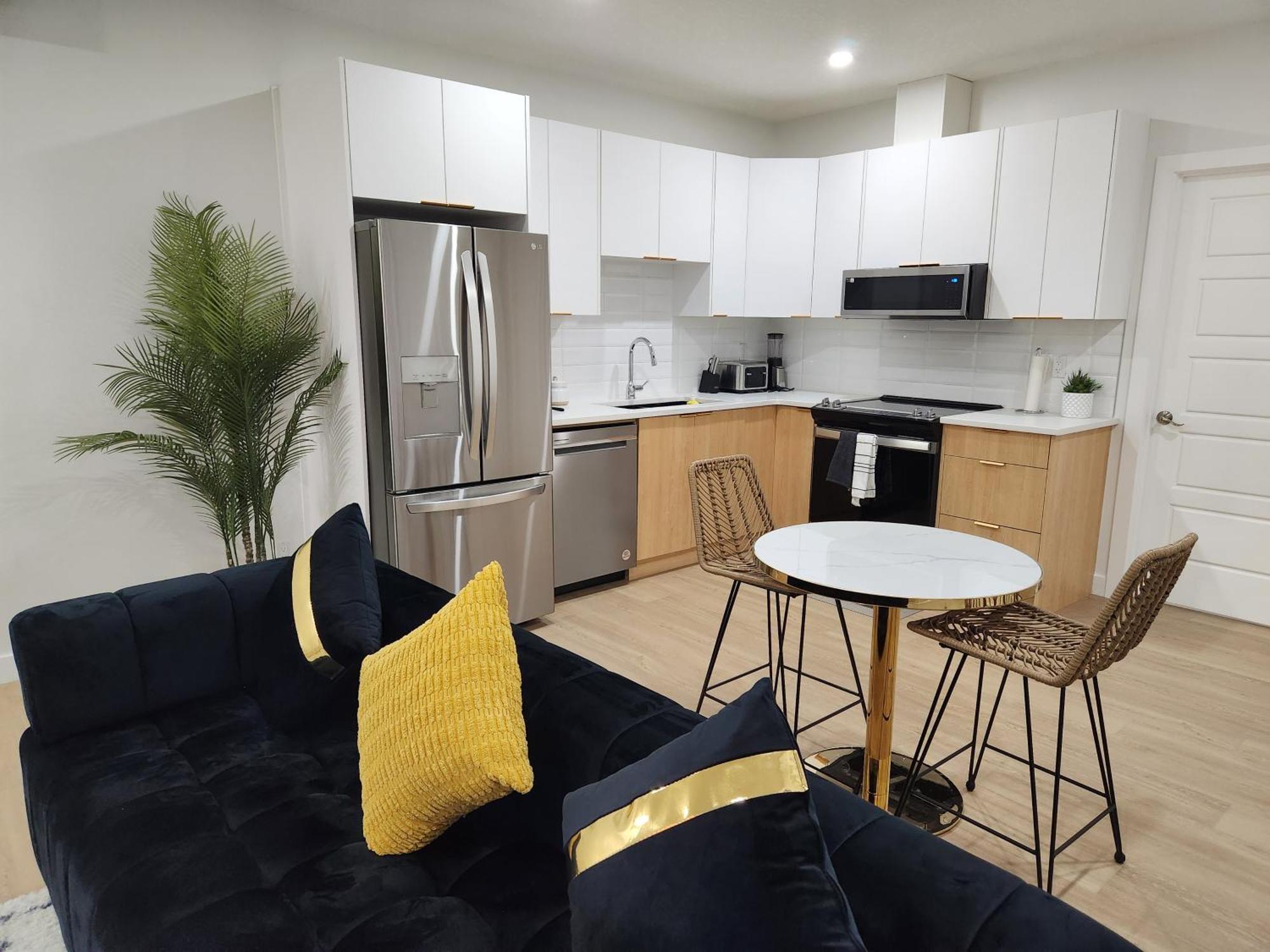 Brand New Deluxe 2 Bedroom Suite With Ac & Den YYC المظهر الخارجي الصورة